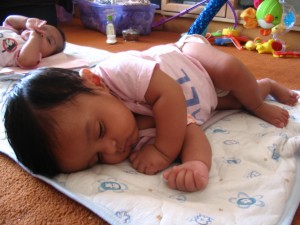 Baby_rolling_over